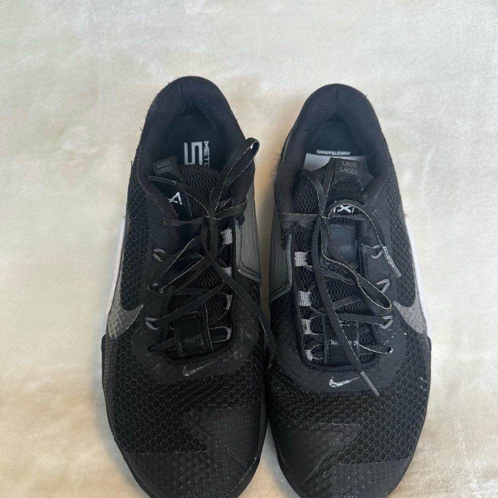 Women's Nike Metcon 7 Black and Silver Athletic Shoes